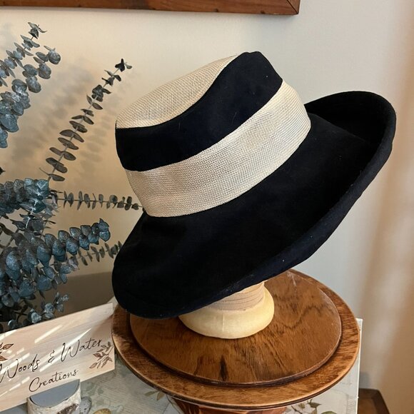 Wallaroo Vineyard wide brim bucket style sun hat - black w/ white mesh panel - Picture 2 of 10